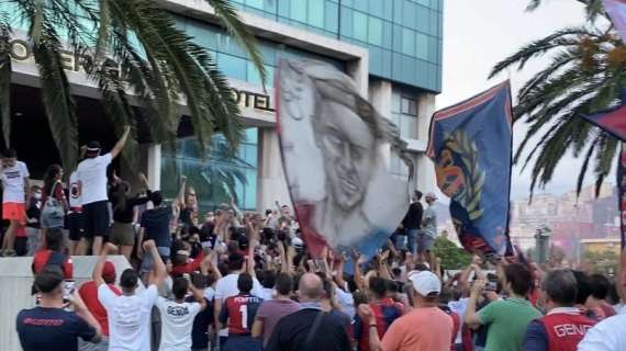 Genoa, i tifosi caricano la squadra in vista del derby. Assembramenti sotto l'hotel dei rossoblù