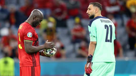 Scintille stile derby Lukaku-Donnarumma: l'attaccante zittisce il portiere dopo il rigore