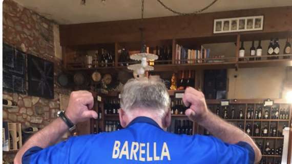 FOTO - Stasera Italia-Inghilterra, Brehme tifa per gli azzurri. E posa con la maglia di Barella