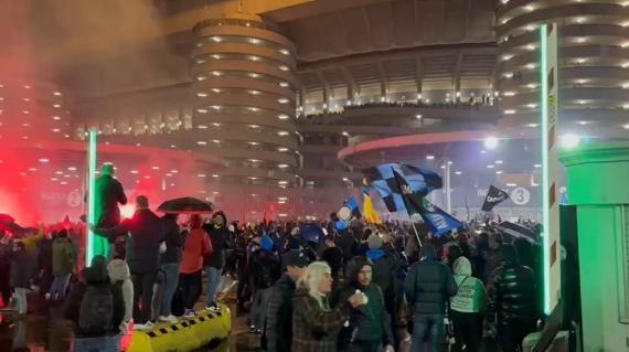 Inter, la festa inizia a San Siro: le foto dei tifosi. Delirio nerazzurro fuori dallo stadio