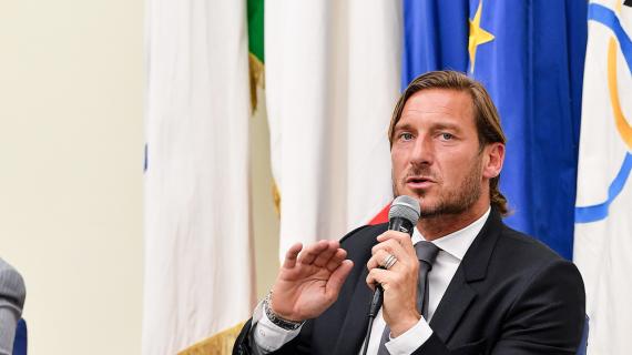 Ti piace il mercato della Roma? Totti: "Nì. All'ultimo hanno iniziato a mischiare un po' tutto..."