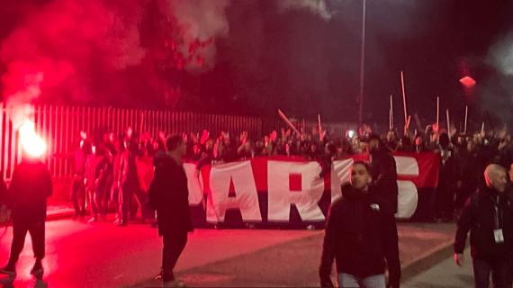 VIDEO - Tifosi PSG verso San Siro. Sventolano le bandiere palestinesi