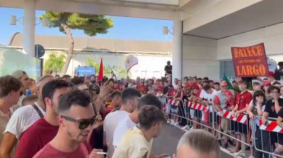 VIDEO - Roma, oltre 200 tifosi in attesa di Wijnaldum all'uscita di Ciampino