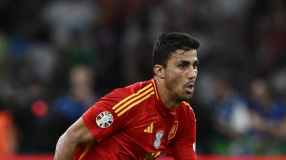 Pallone d'Oro a Rodri. Il centrocampista del Man City intanto è arrivato a Parigi: le immagini