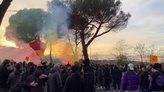 TMW - Derby senza pubblico? 300 tifosi della Roma fuori Trigoria: cori e fumogeni