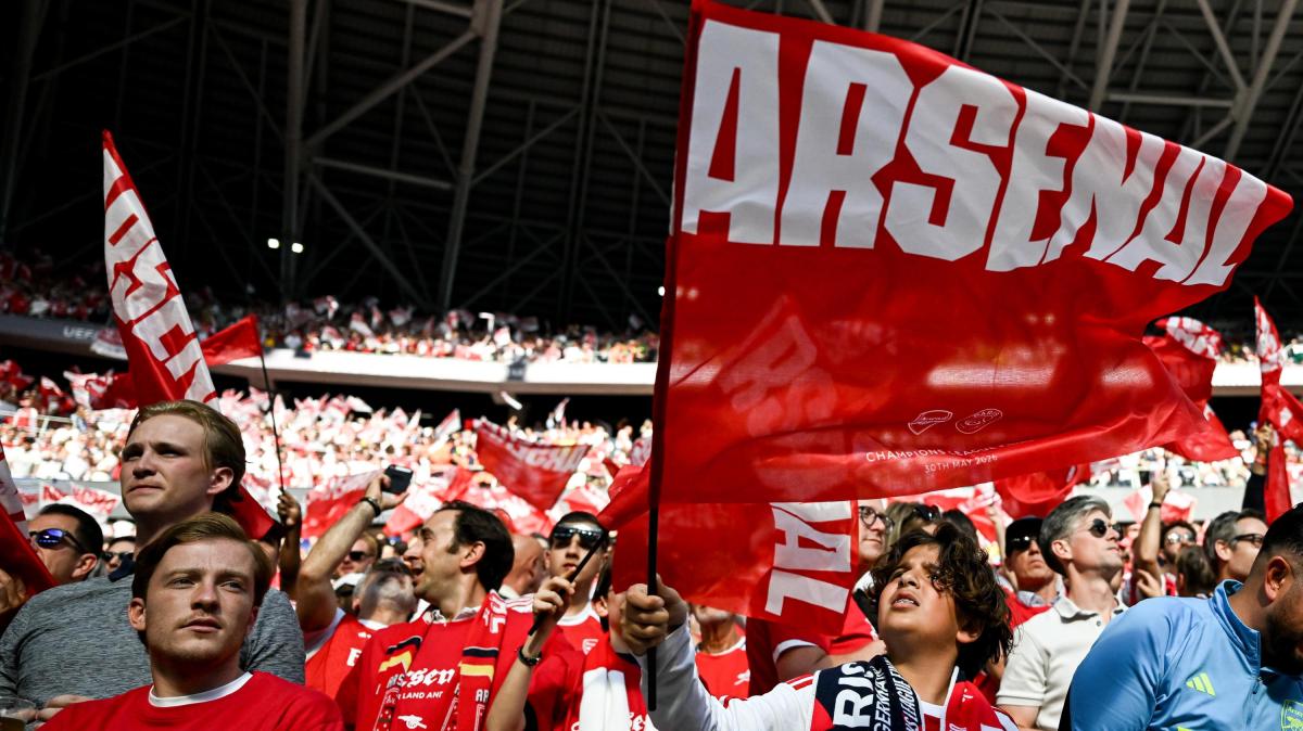 Napoli, allarme ordine pubblico per la sfida con l'Arsenal: in arrivo 1.400 tifosi inglesi