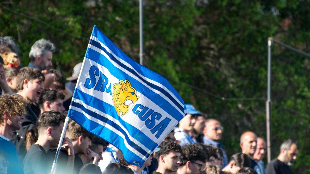 Siracusa, tifosi in piazza dopo la retrocessione. Il Sindaco: "Trattative in corso"