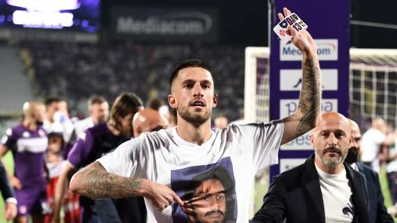 Fiorentina, l'Europa dopo 5 anni è dedicata ad Astori: il suo volto sulle maglie celebrative