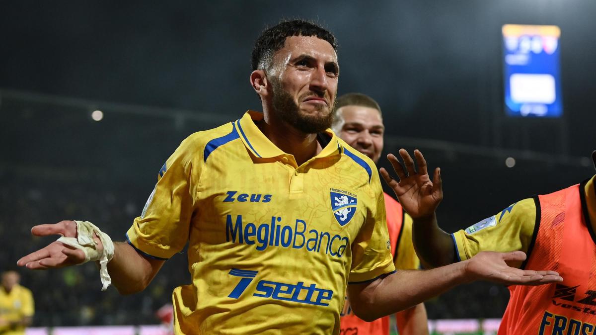 Frosinone, in ritiro è arrivato anche Ghedjemis. Zero offerte per il laterale algerino