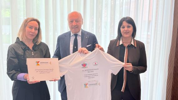 Il Premio Costruiamo Gentilezza nello Sport all'Inter. La consegna al Presidente Giuseppe Marotta
