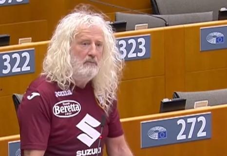 Il derby della Mole infiamma il Parlamento Europeo, Mick Wallace: "Juve me**a e forza Toro"