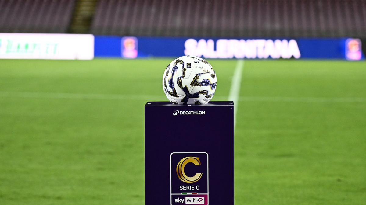 Serie C, in campo Foggia-Crotone: da derby della vergogna a quello della legalità