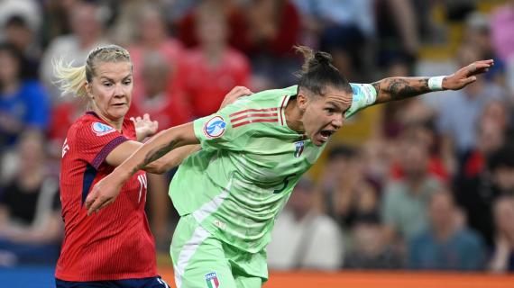 La UEFA fa luce sul rigore in Norvegia-Italia: "Fallo a palla lontana, fuorigioco non punibile"