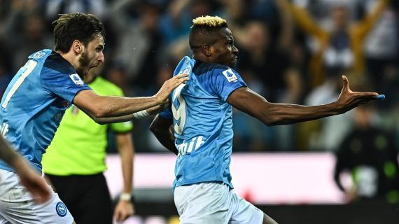 Osimhen chiude nel segno del gol: 26 in campionato, il Napoli la sblocca da rigore con la Samp