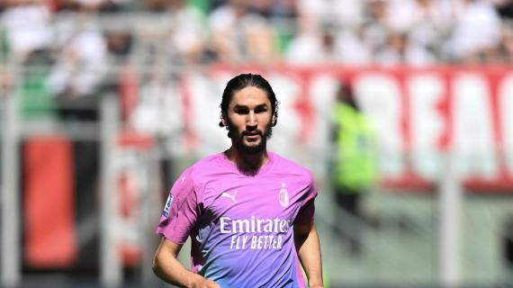 Milan, la squadra è partita per Parma: assente Adli per questioni di mercato. C'è Bennacer