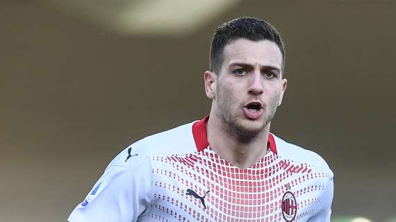 Diogo Dalot chiede all'arbitro il rosso per McTominay. I tifosi dello United non gradiscono