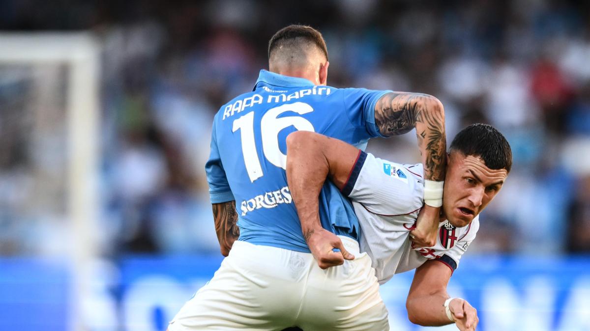 Primo tempo dimenticabile tra Napoli e Bologna. Reti bianche, gol annullato a Theate