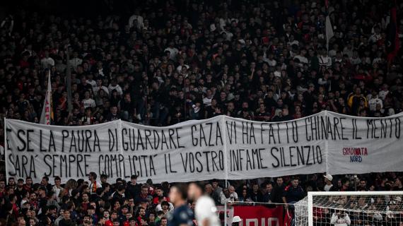 Genoa, la Nord in silenzio nei primi 5' a sostegno della popolazione di Gaza: le immagini