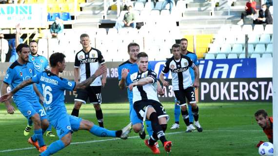 I pali fermano lo Spezia: il Parma riacciuffa il pareggio nel recupero con Kucka: al "Tardini" è 2-2