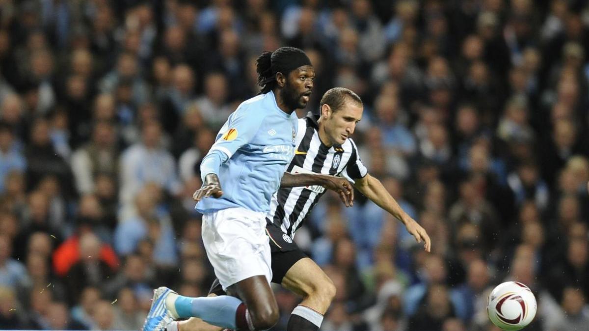18 luglio 2009, il Manchester City annuncia Adebayor. Un anno dopo Mancini lo scaricherà