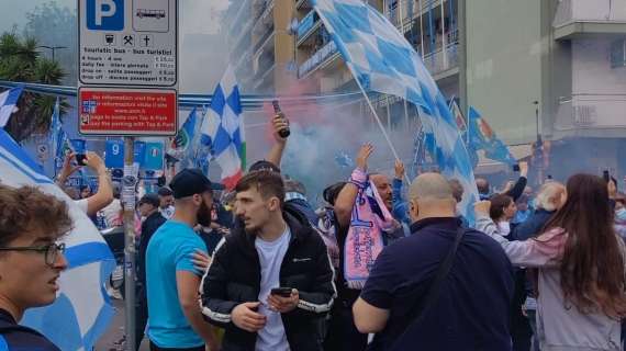 TMW - Delirio a Napoli dopo la vittoria dell'Inter: ora bastano 3 punti per lo scudetto. Le immagini