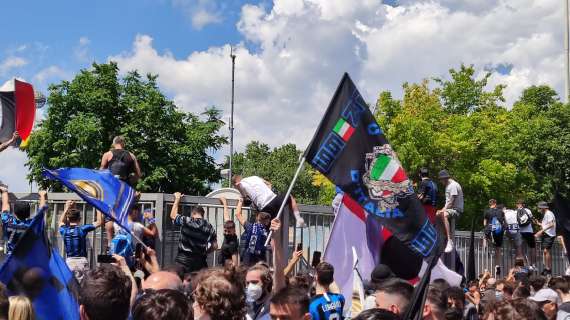 TMW - È iniziata la festa Scudetto dell'Inter: le immagini e i video dei tifosi nerazzurri