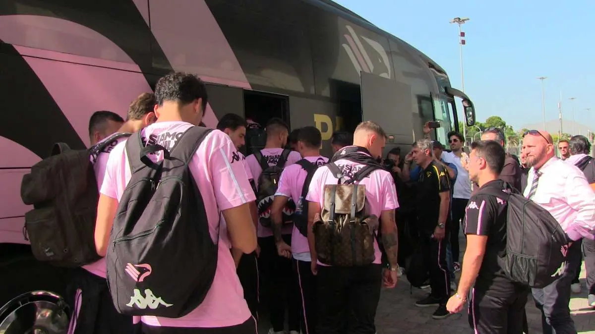 Palermo, bella iniziativa dopo l'odissea per raggiungere Ascoli: maglia in omaggio ai tifosi