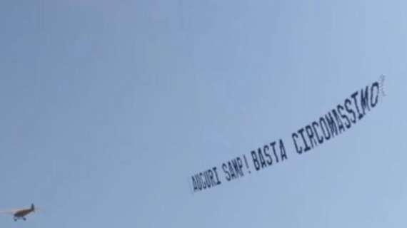 Sampdoria, aereo in volo su tutta la città con lo striscione contro Ferrero: "Basta Circomassimo!"