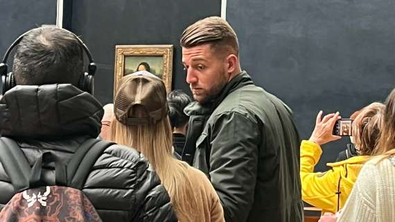 FOTO - Milinkovic-Savic a Parigi, ma il mercato non c'entra. Ha visitato il Louvre