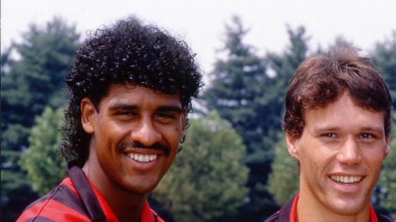 Il Milan prova a ritrovare il sorriso: Rijkaard fa visita alla squadra, clima disteso