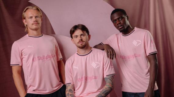Palermo, presentata la prima maglia per la prossima stagione: sarà tutta rosa