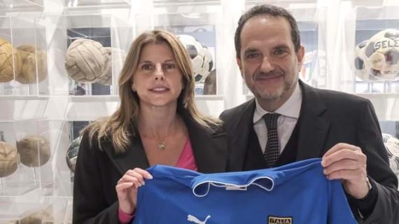 Katia Serra dona la sua maglia azzurra al Museo del Calcio: "Per me è un onore"