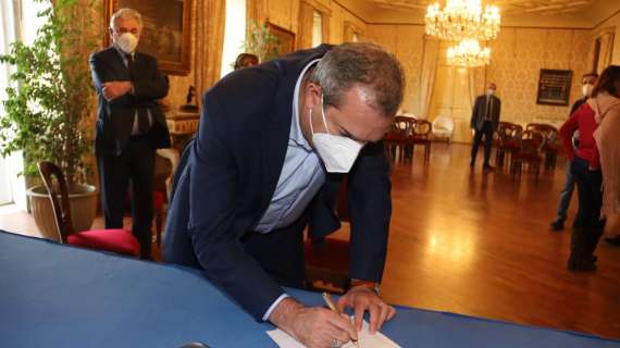  Napoli, il sindaco firma la delibera: il San Paolo diventa Stadio Diego Armando Maradona