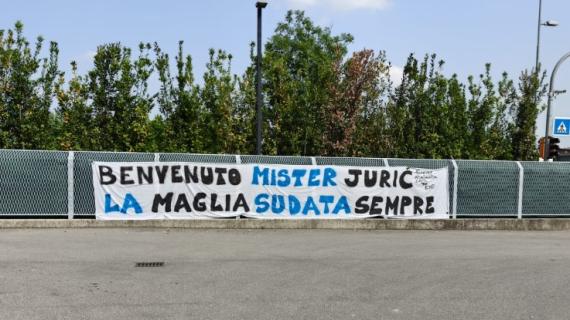"Benvenuto mister Juric. La maglia sudata sempre". Striscioni tifosi Atalanta a Zingonia