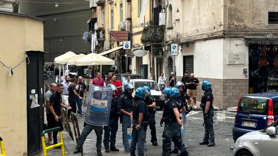 Napoli, scontri tra i tifosi azzurri e quelli dello Sporting CP: le immagini
