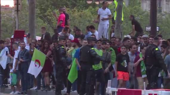 Francia, tifosi algerini mettono in subbuglio il paese. Uccisa una donna