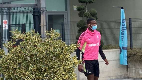 TMW - Juventus, Pogba declina le richieste di autografo all'uscita del JMedical: "Non ho la testa"