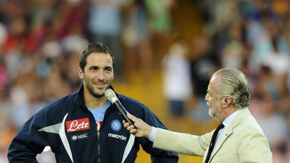 24 luglio 2013, Higuain sbarca a Roma Fiumicino per le visite mediche con il Napoli