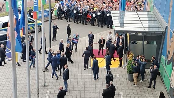 L'arrivo di Re Felipe di Spagna all'Arena AufSchalke: le immagini da Gelsenkirchen