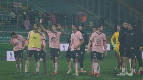 Palermo aggredito dai propri tifosi al rientro in città. Il duro comunicato del club rosanero