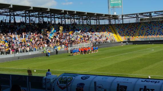 Frosinone, allenamento a porte aperte: squadra sotto la curva. Tutti uniti per la salvezza