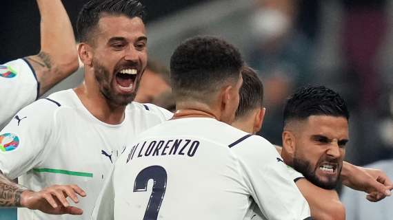 Italia, è festa azzurra sull'aereo di ritorno. Bernardeschi all'interfono lancia i cori per Spinazzola
