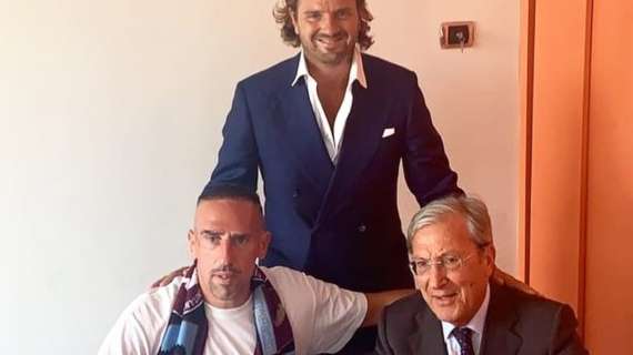 Ribery è la nuova star della Salernitana: la foto della firma del francese coi campani