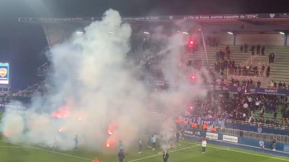 Troyes quasi retrocesso, dura contestazione dei tifosi: fumogeni e cori contro il City Group