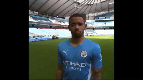 Man City, svelata la maglia home: c'è il riferimento al gol di Aguero al QPR nel 2012