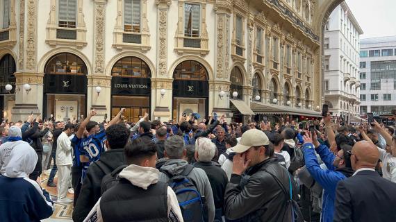 Inter, squadra a riposo e tifosi in piazza: le immagini dell'entusiasmo nel centro di Milano
