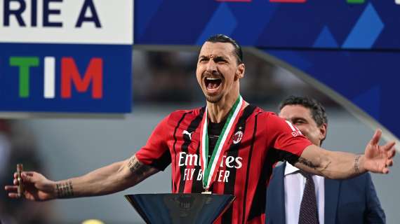 Milan, l'attimo da icona di Ibrahimovic: va a prendersi la medaglia fumando un sigaro