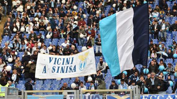 Addio Maradona, lo striscione degli ultras Lazio: "Ora dribbla la morte e gioca coi santi"