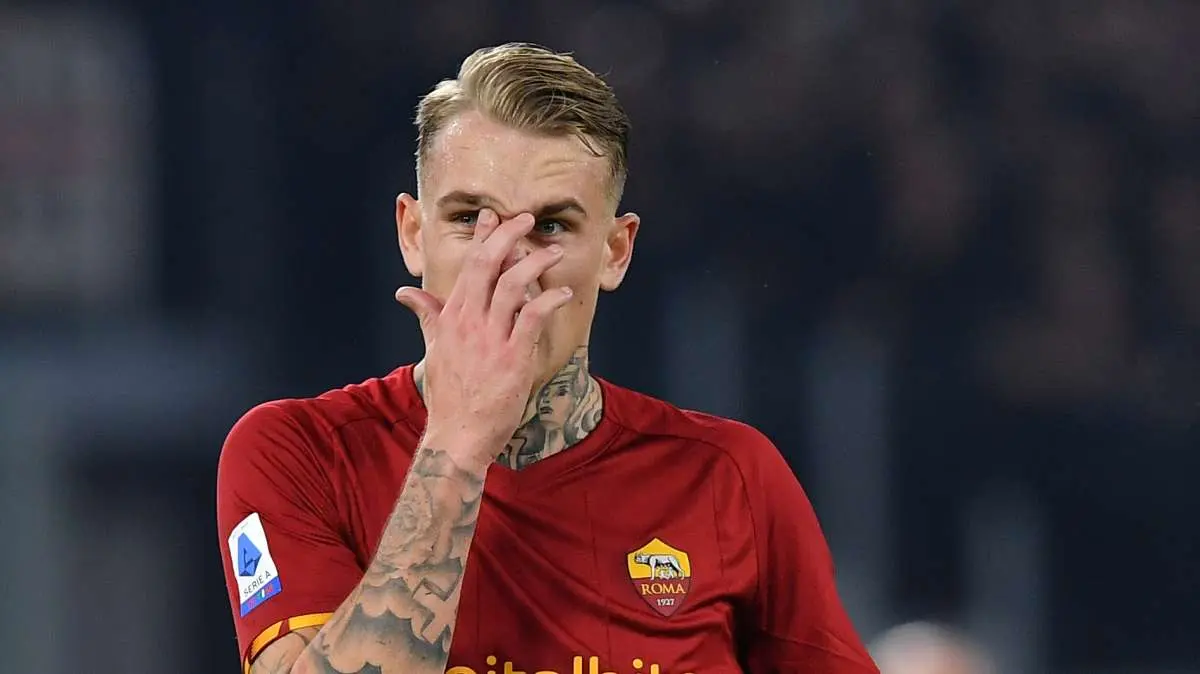 Secondo giallo per Karsdorp: dopo 74' la Roma è sotto di un gol e in dieci a San Siro