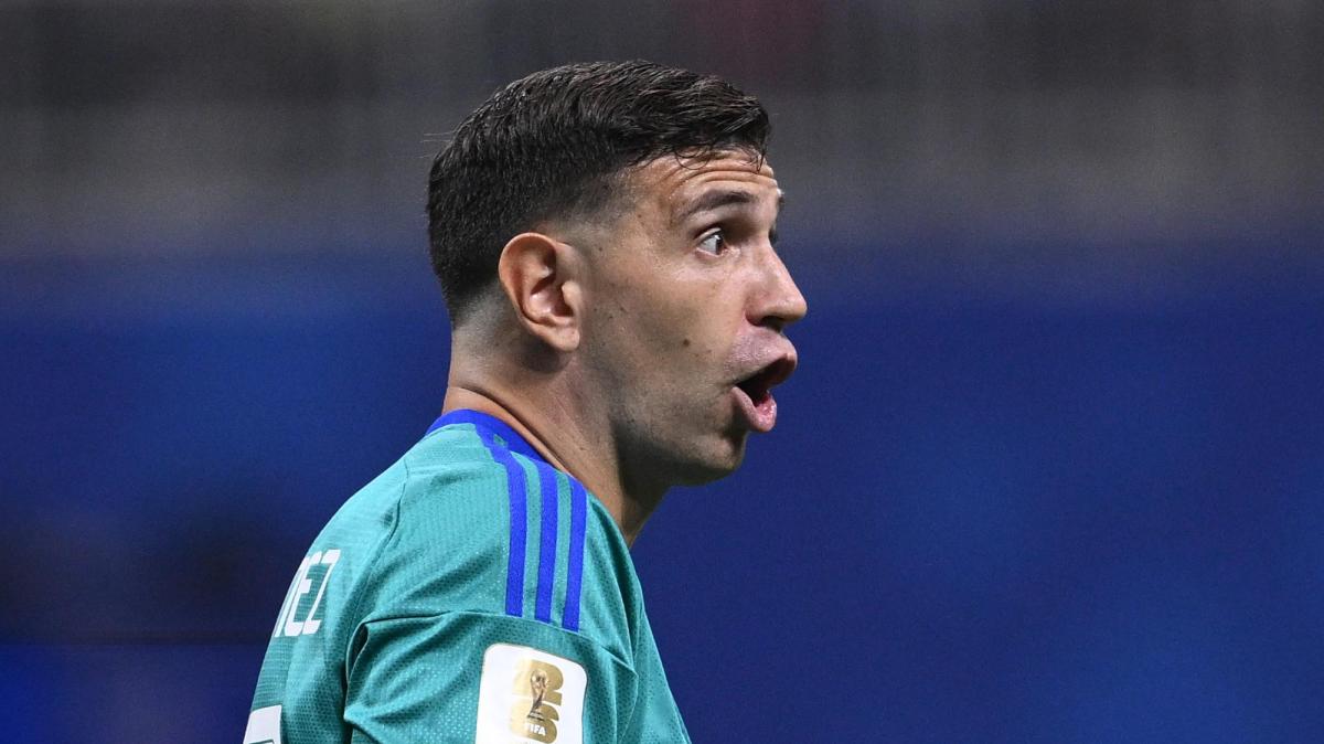 Juventus, per il Dibu Martinez il problema è... anulare. La società riflette e preferisce Vicario